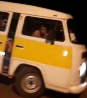 [Vídeo] Pai de aluna flagra motorista de van escolar dirigindo pelado