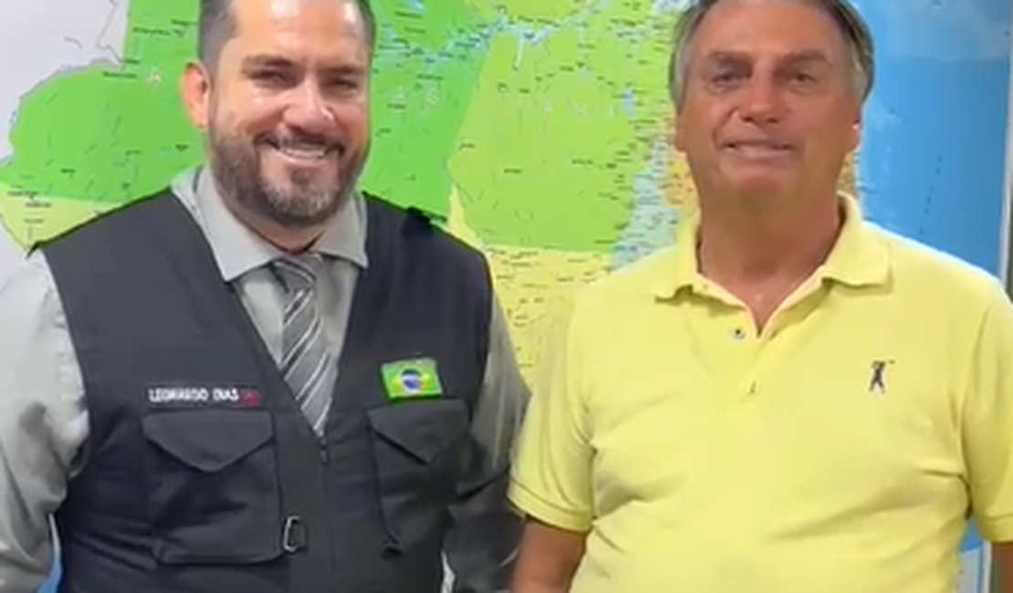 [Vídeo] Bolsonaro entrega medalha para Leonardo Dias e ‘recruta’ vereador a grupo seleto