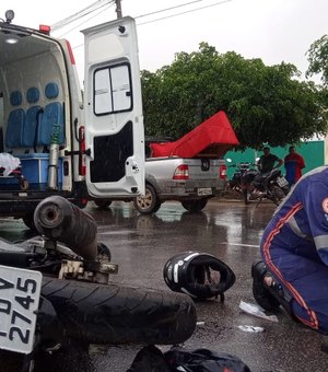 Motociclista fratura perna e braço após colisão com caçamba em Arapiraca