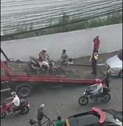 Homem tenta evitar que moto seja guinchada por agentes do DMTT; Veja vídeo