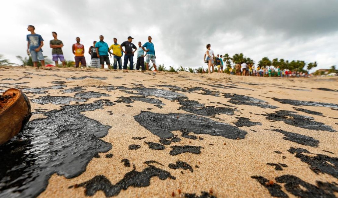 Manchas de petróleo invadem todos municípios do litoral Norte
