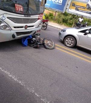 [Vídeo] Motociclista cai e fica com a cabeça embaixo de coletivo na Leste-Oeste