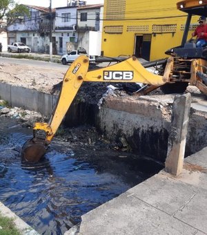 Prefeitura realiza limpeza de canais em córregos da capital