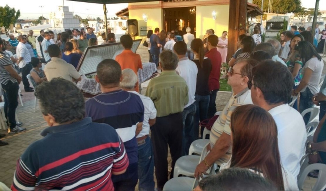 Centenas de pessoas se reúnem para dar o último adeus ao empresário Everaldo Marinho