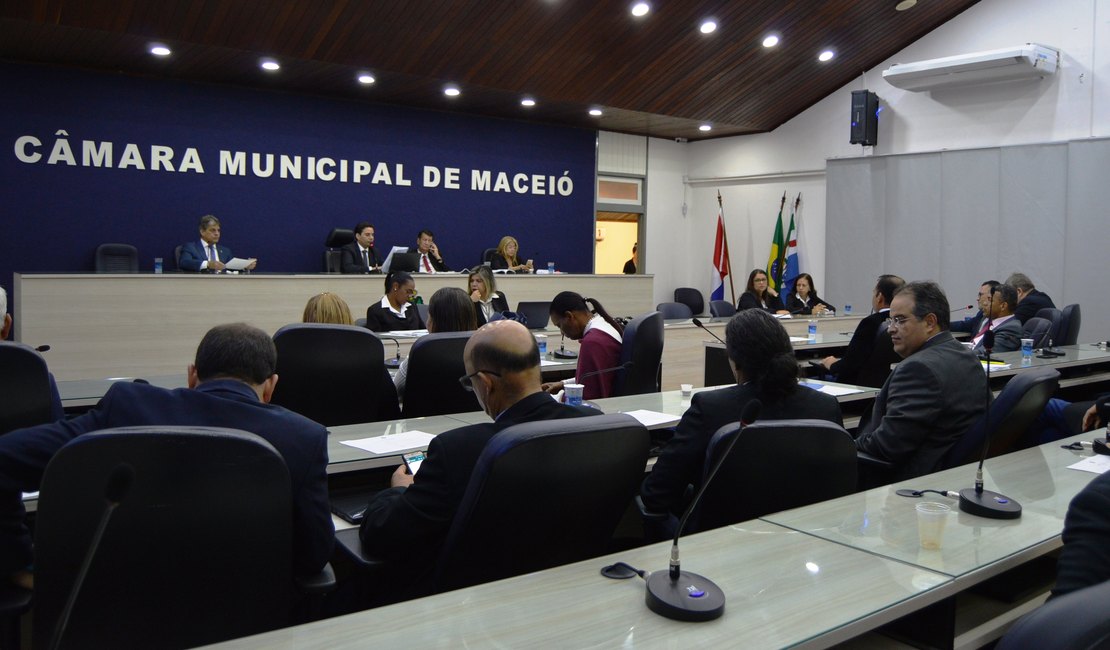 Recapeamento de ruas, reforma de praça e debate sobre Alzheimer são solicitações dos vereadores