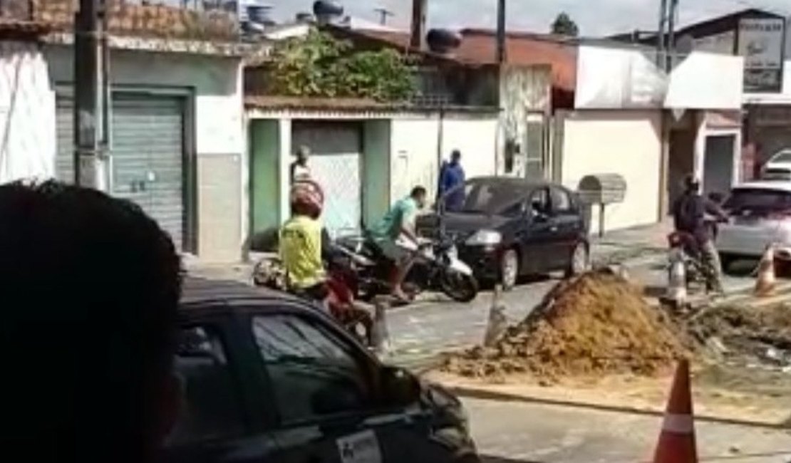 Motorista parte para cima de motoqueiro após o mesmo bater em seu carro