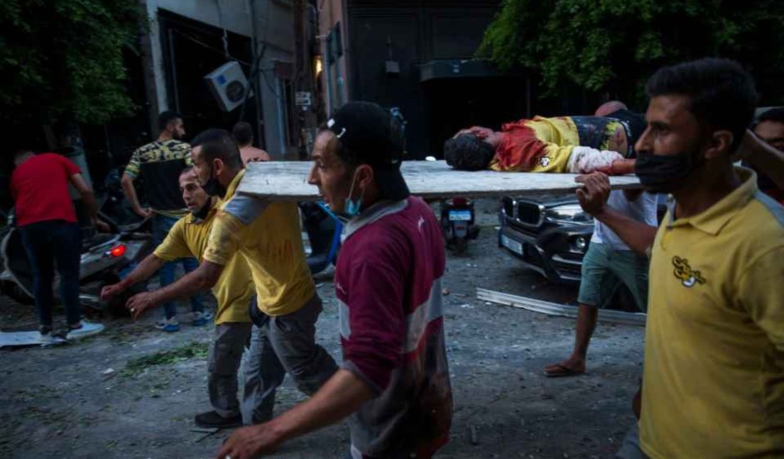 Equipes de resgate buscam por sobreviventes de explosão em Beirute
