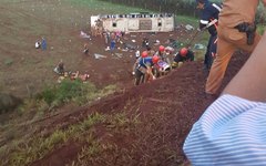 Ônibus capota no Paraná e deixa pelo menos oito mortos