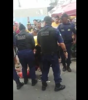 Vídeo: ambulante é detido após ameaçar guarda municipal com facão no Centro