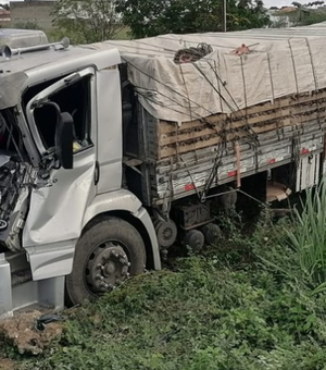 Colisão traseira entre caminhões é registrada ia de Arapiraca