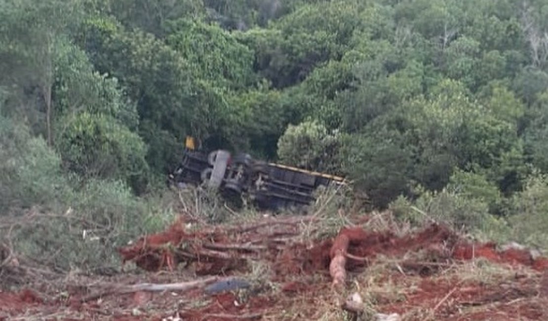 Caminhão capota e deixa condutor ferido em Palmeira dos Índios