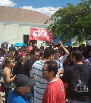Corte de salário reduz adesão à greve da Educação em Arapiraca