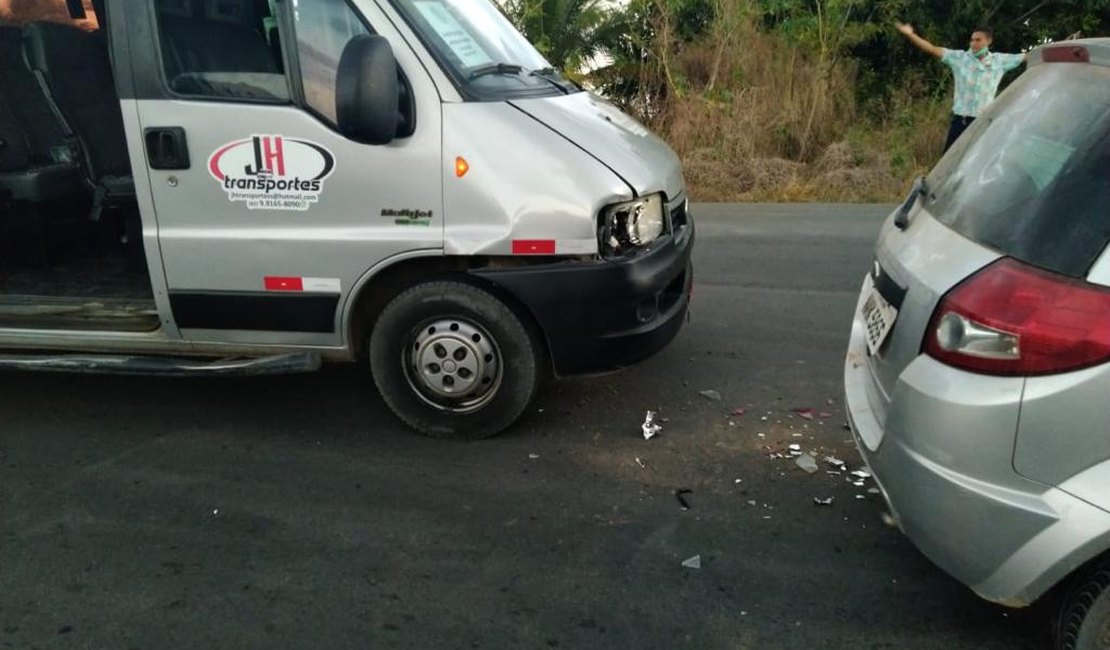 Colisão entre veículos causa danos materiais em Japaratinga