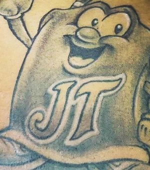 Jojo Todynho faz tatuagem entre os seios com desenho que originou nome artístico