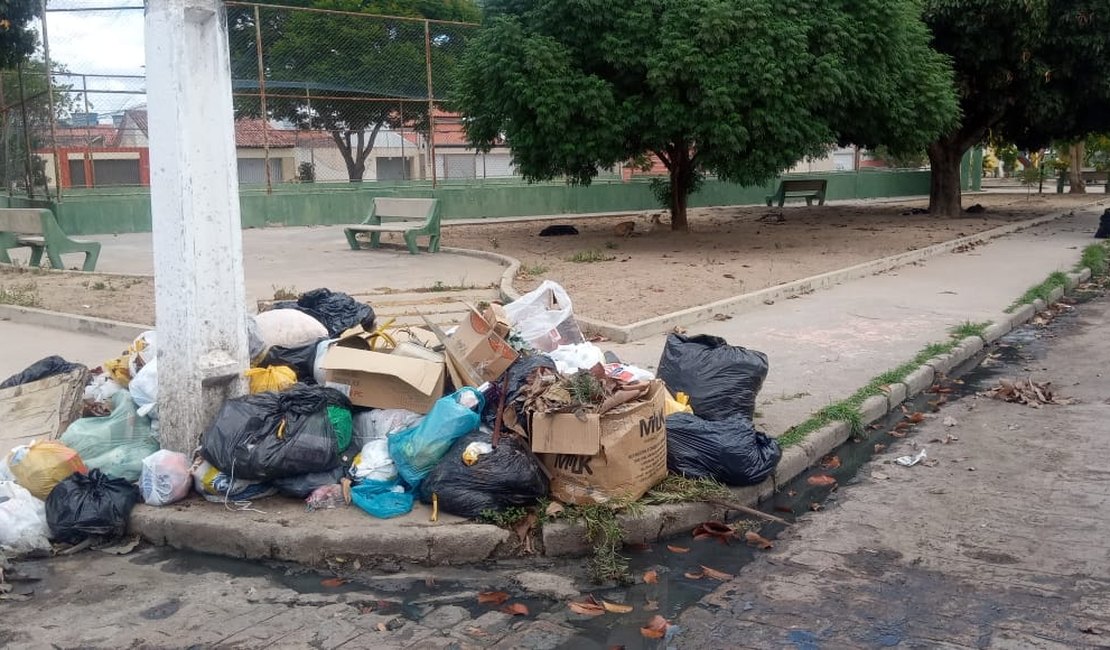Bairros de Arapiraca ainda estão repletos de lixo domiciliar