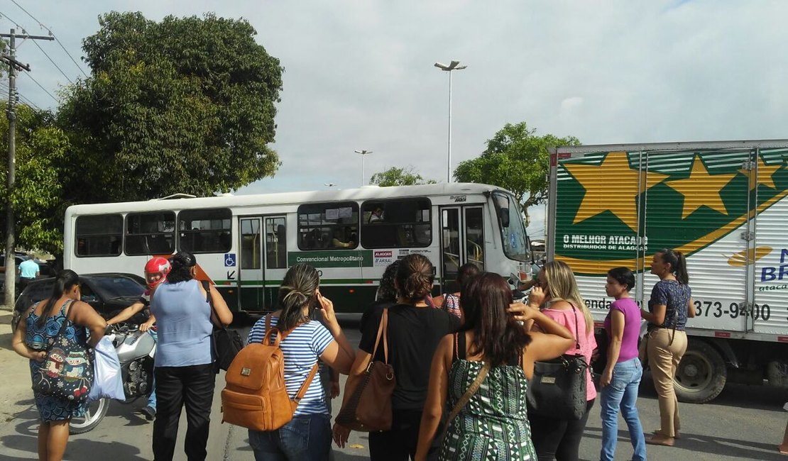 SMTT impede circulação de ônibus da Veleiro e usuários bloqueiam BR 104