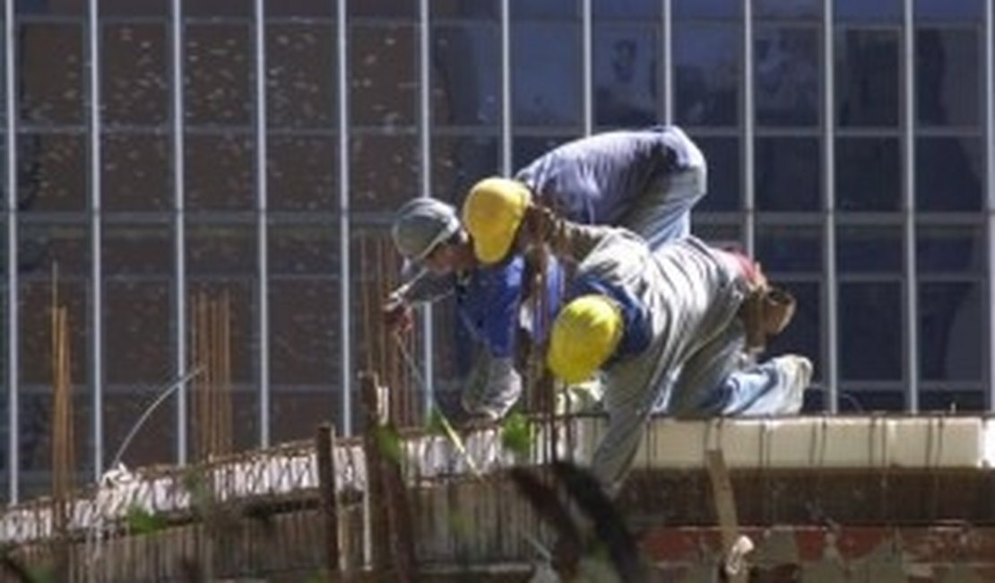 Emprego na construção mantêm registro de queda em março, diz CNI