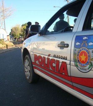 Homem é detido por populares após roubar bolsa de mulher, em Arapiraca
