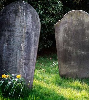 Jovens são presos por pegar crânio e tirar “selfie” em cemitério