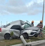 Após colisão, poste quase parte carro ao meio e deixa condutor ferido em Maceió