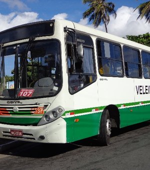 Ônibus da empresa Veleiro é atacado e incendiado no Trapiche da Barra