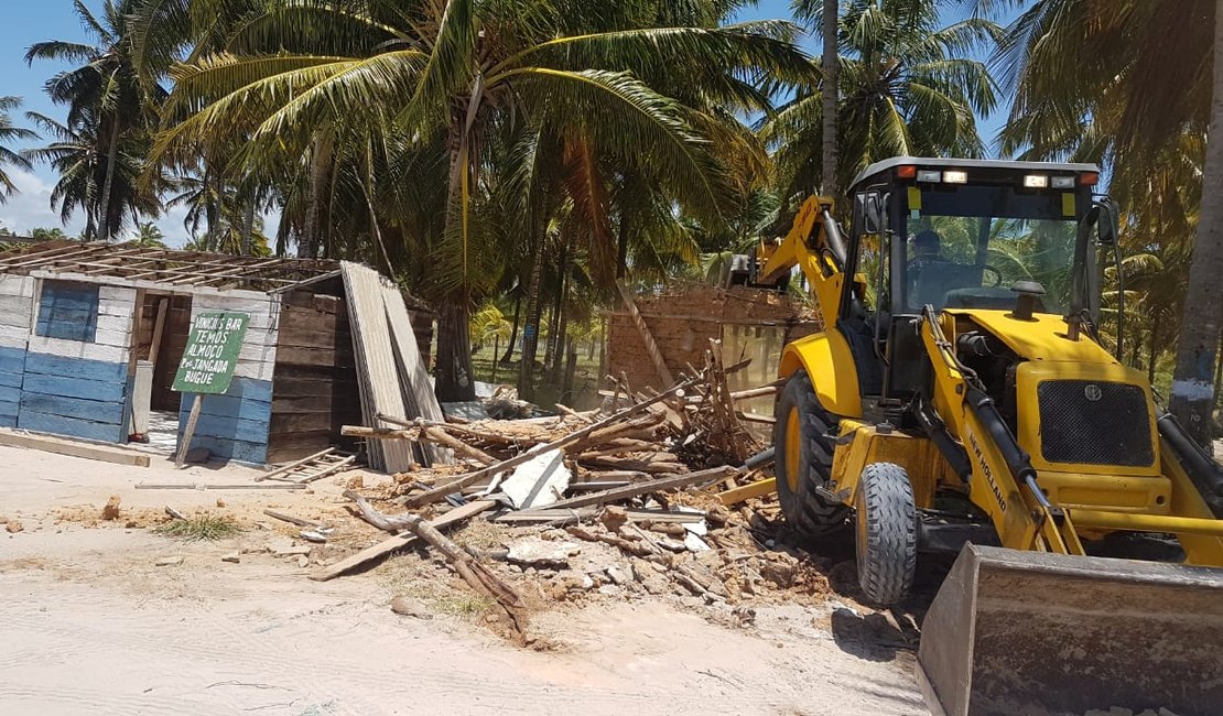 Barracas são derrubadas na praia de São Miguel dos Milagres