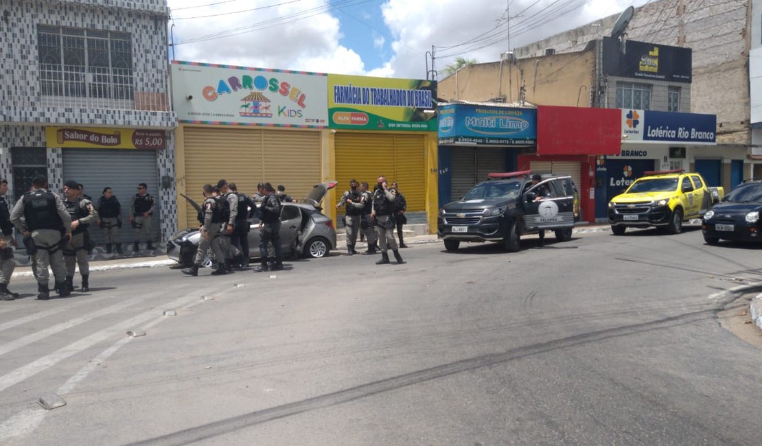 [Vídeo] Motorista colide e atira em pneu de viatura durante perseguição policial em Arapiraca