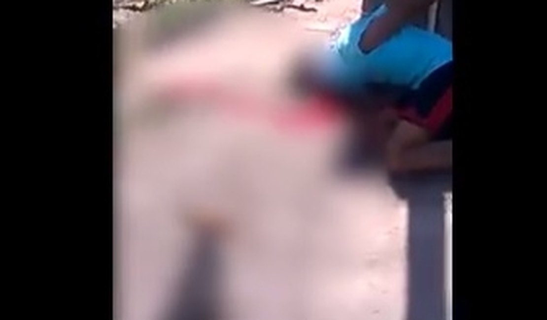Vídeo: suspeito de roubos é amarrado em poste e assassinado a tiros