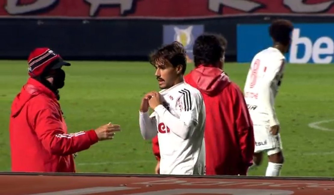 Igor Gomes explica confusão que houve com sua camisa no jogo contra o Athletico-PR