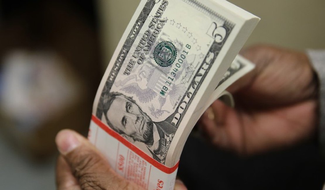 Dólar opera em queda e vai abaixo de R$ 5,10