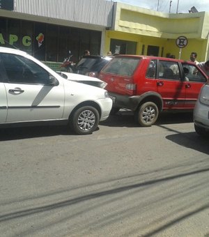 Acidente resulta em engavetamento no centro de Arapiraca