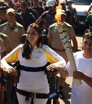 Lais Souza fica de pé para carregar a tocha e emociona brasileiros
