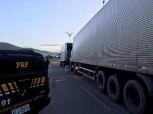 PRF recupera dois caminhões roubados na AL-220 