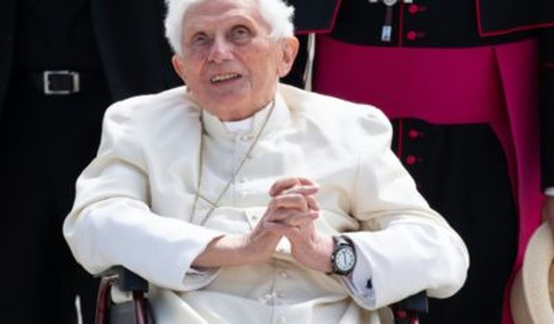 Bento XVI está melhor após grave infecção no rosto