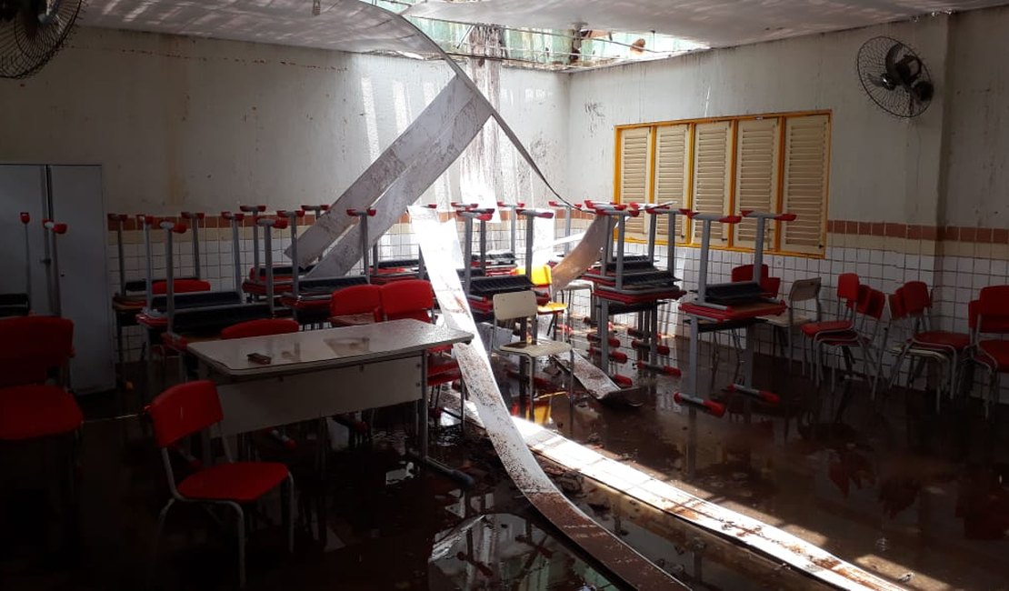 Vídeo: Teto de escola desaba e carros são “engolidos” por tubulação após chuvas 