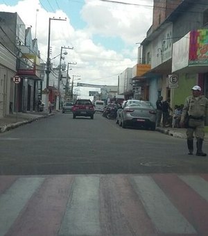 Cliente ameaça funcionário e destroi porta de loja em Arapiraca