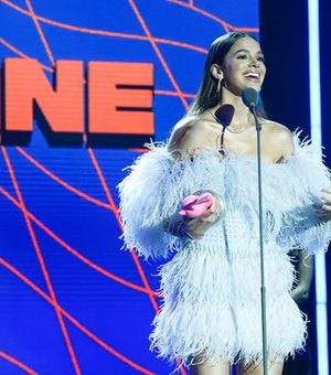 Bruna Marquezine ganha festa surpresa no backstage de Sandy e Junior