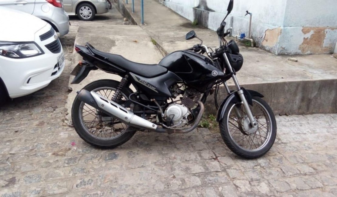 Agentes do Ronda no Bairro localizam moto roubada em Jacarecica