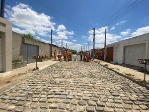 Prefeitura de Palmeira intensifica recuperação da pavimentação no Edval Gaia
