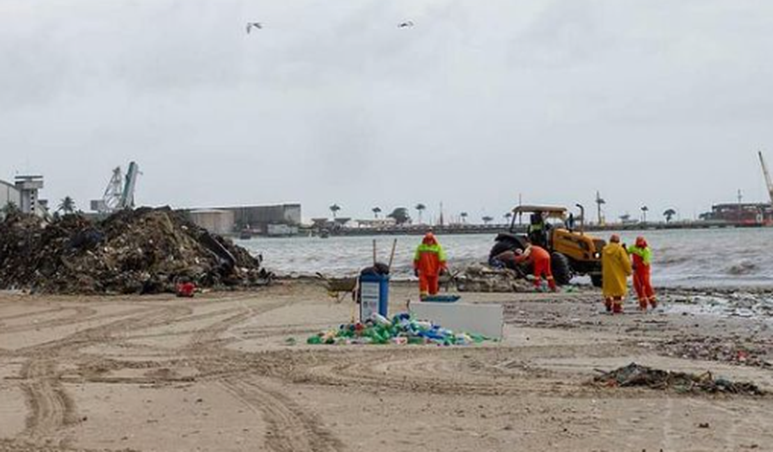 Cerca de 400 toneladas de lixo são retiradas de praias em Maceió após a chuva
