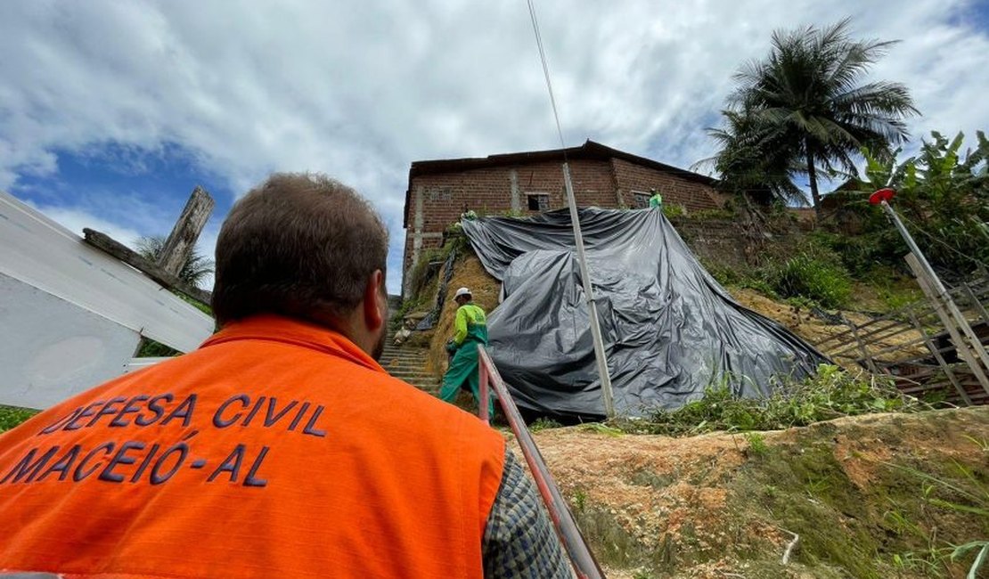 Cratera aumenta, causa desabameto e deixa pessoas desabrigadas no São Jorge