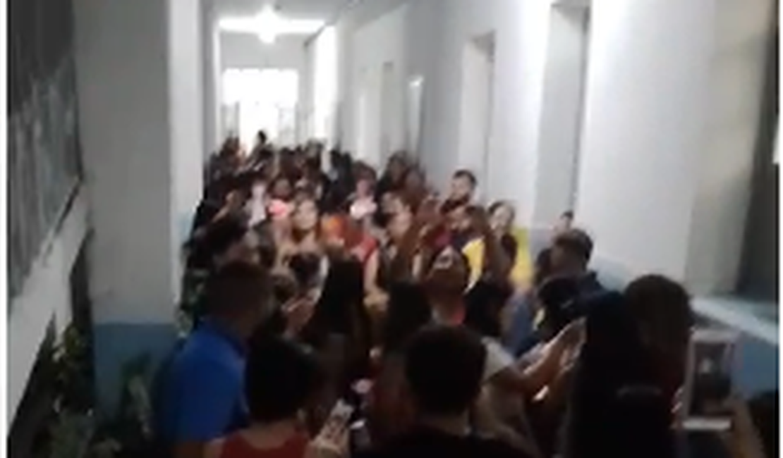 Cancelamento de prova gera protesto de alunos da Uninassau Arapiraca