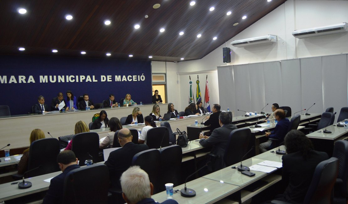 Idosos comparecem à Câmara para pressionar votação