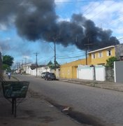 Fogo atinge depósito de materiais recicláveis na parte alta de Maceió
