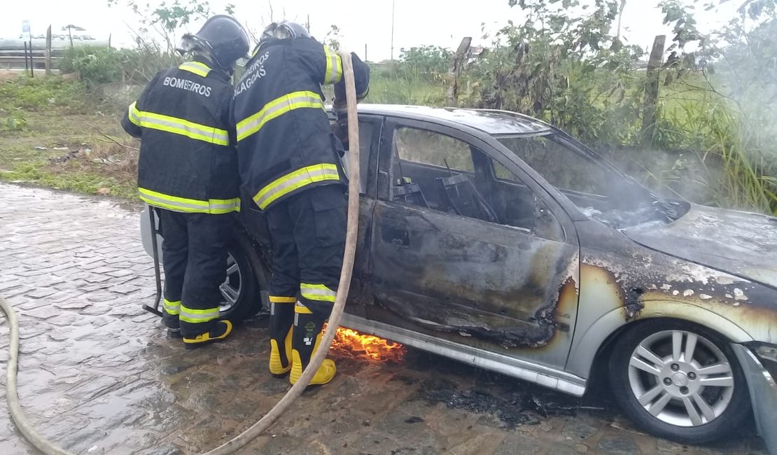 Carro pega fogo e motorista consegue escapar ileso em Arapiraca
