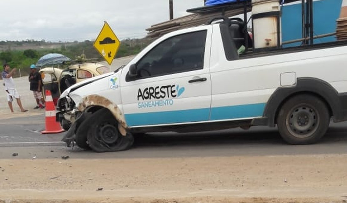 Colisão envolvendo carro da empresa Agreste Saneamento é registrado na AL 115 em Arapiraca