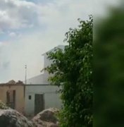[Vídeo] Fogo em vegetação atinge residências e causa transtornos aos moradores da Vila Bananeiras