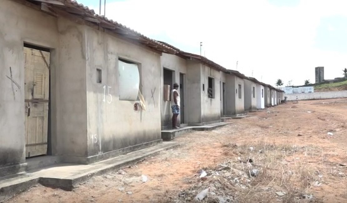 [Vídeo] Casas abandonadas em Junqueiro desde 2013, são ocupadas por sem-teto