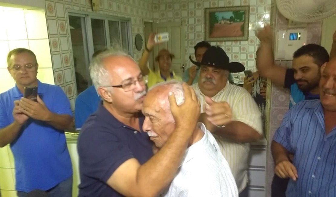 [Vídeo exclusivo] 'O povo vai entrar na prefeitura', diz Rogério Teófilo emocionado