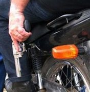 Suspeitos de roubar moto são presos com espingarda na parte alta de Maceió
